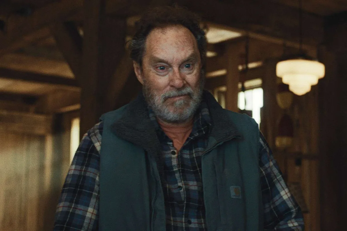 Stephen Root vence Emmy por atuação em ‘O Segredo de Widow’s Bay’