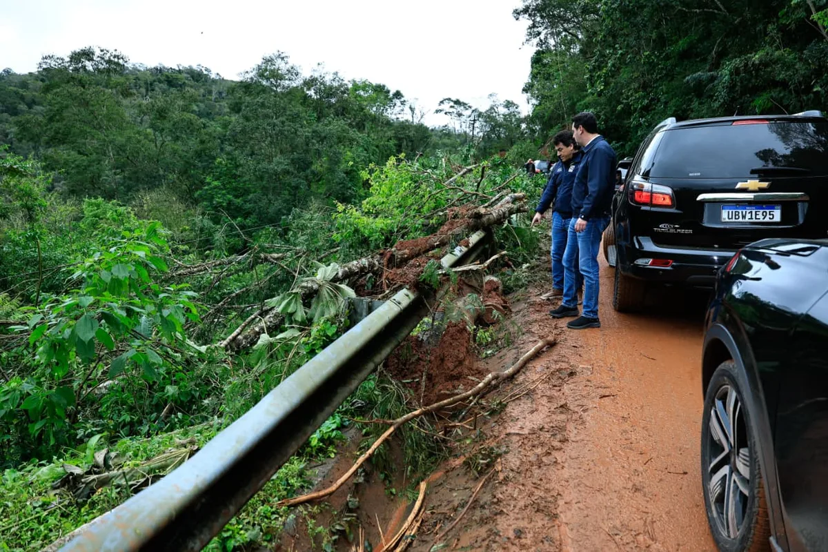 Chuva deixa rodovias do Vale do Ribeira com bloqueios e interrompe BR-476