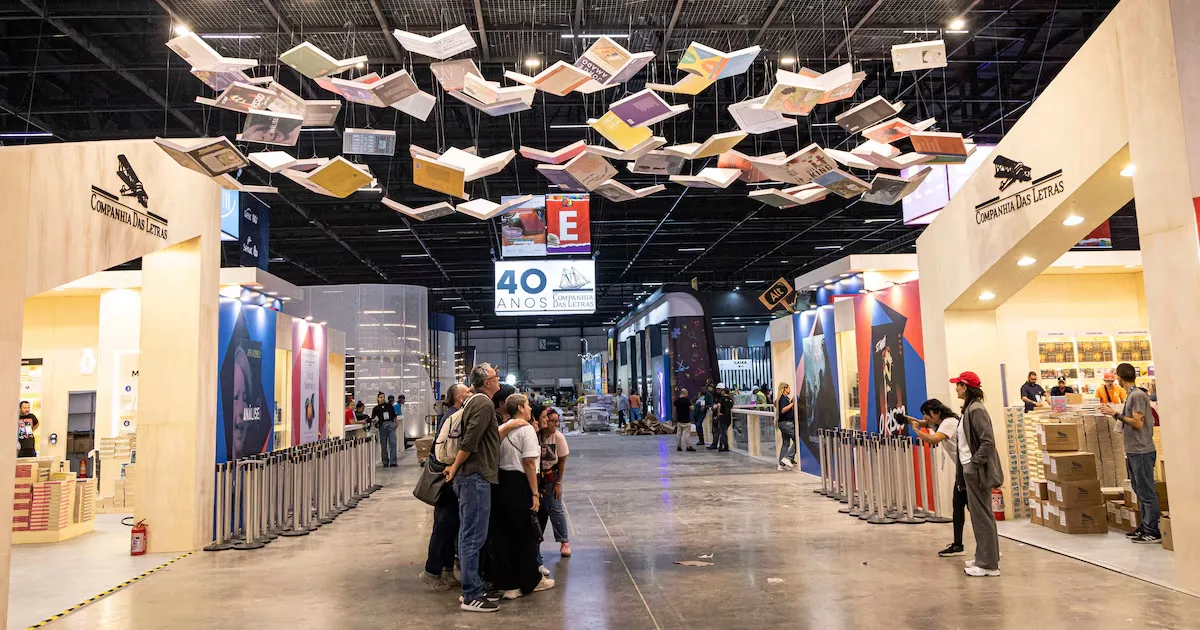 Romantasia e autores jovens dominam vendas na Bienal de São Paulo
