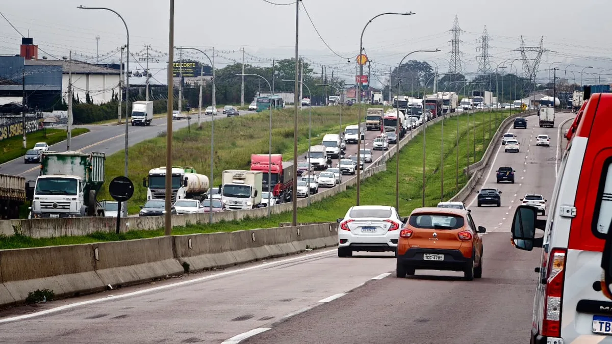 Motociclista fica ferido após carreta atingir moto no Contorno Sul de Curitiba