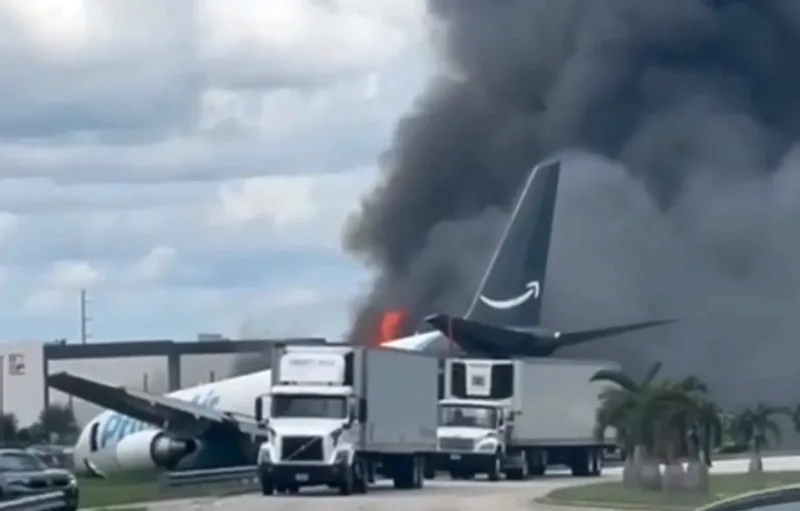 Cargueiro operado pela Amazon pega fogo após sair da pista em Miami