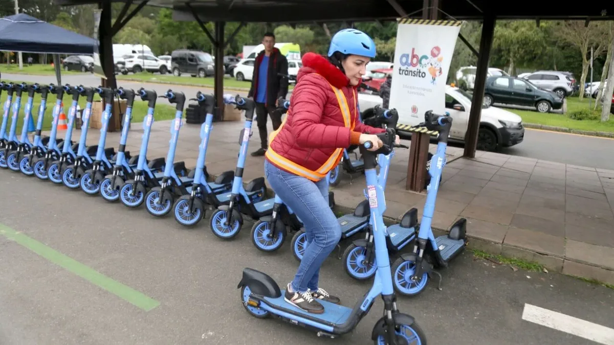 Curitiba orienta usuários de patinetes e outros veículos autopropelidos
