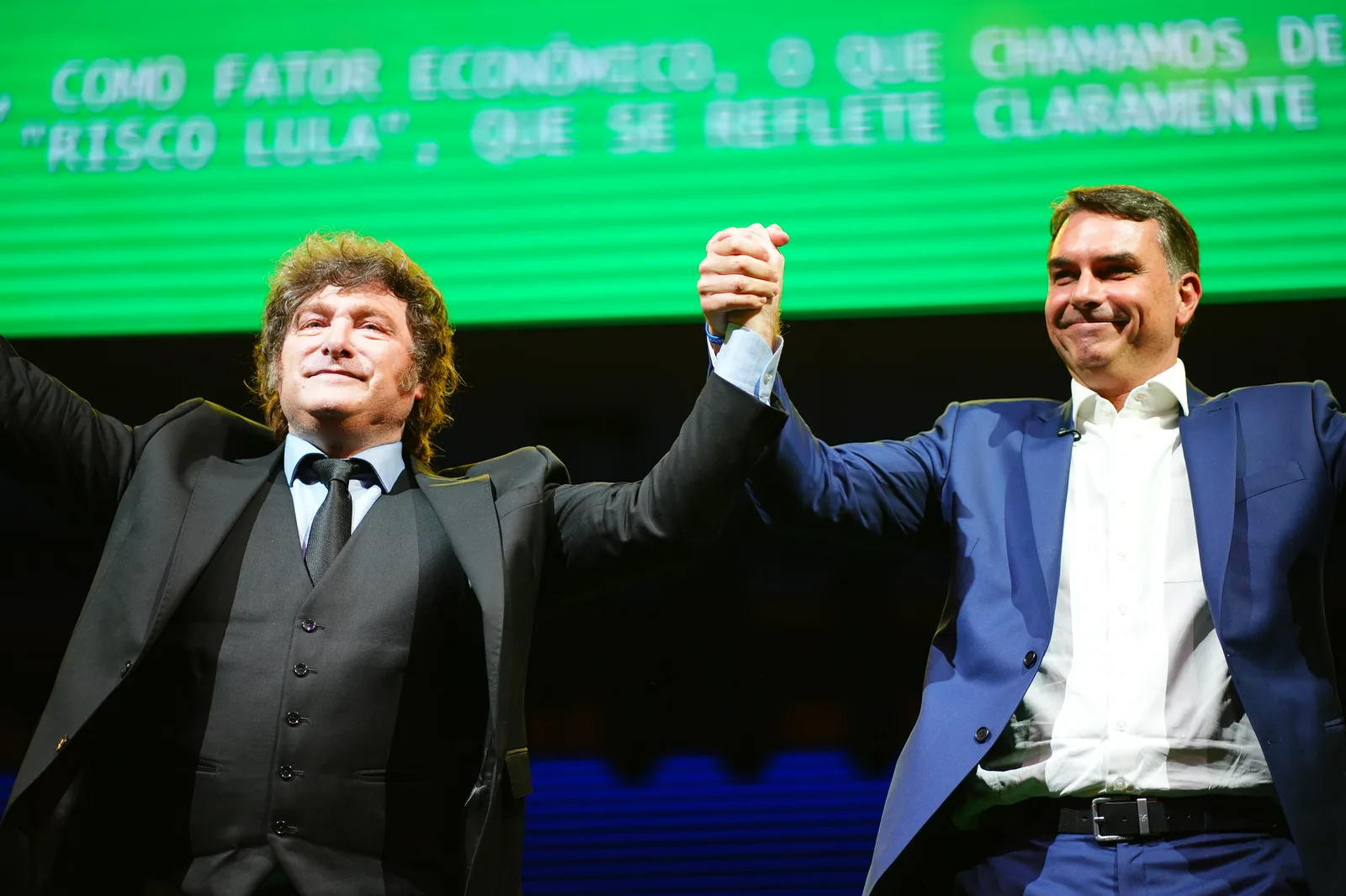 Milei reforça apoio a Flávio Bolsonaro e critica Lula em entrevista