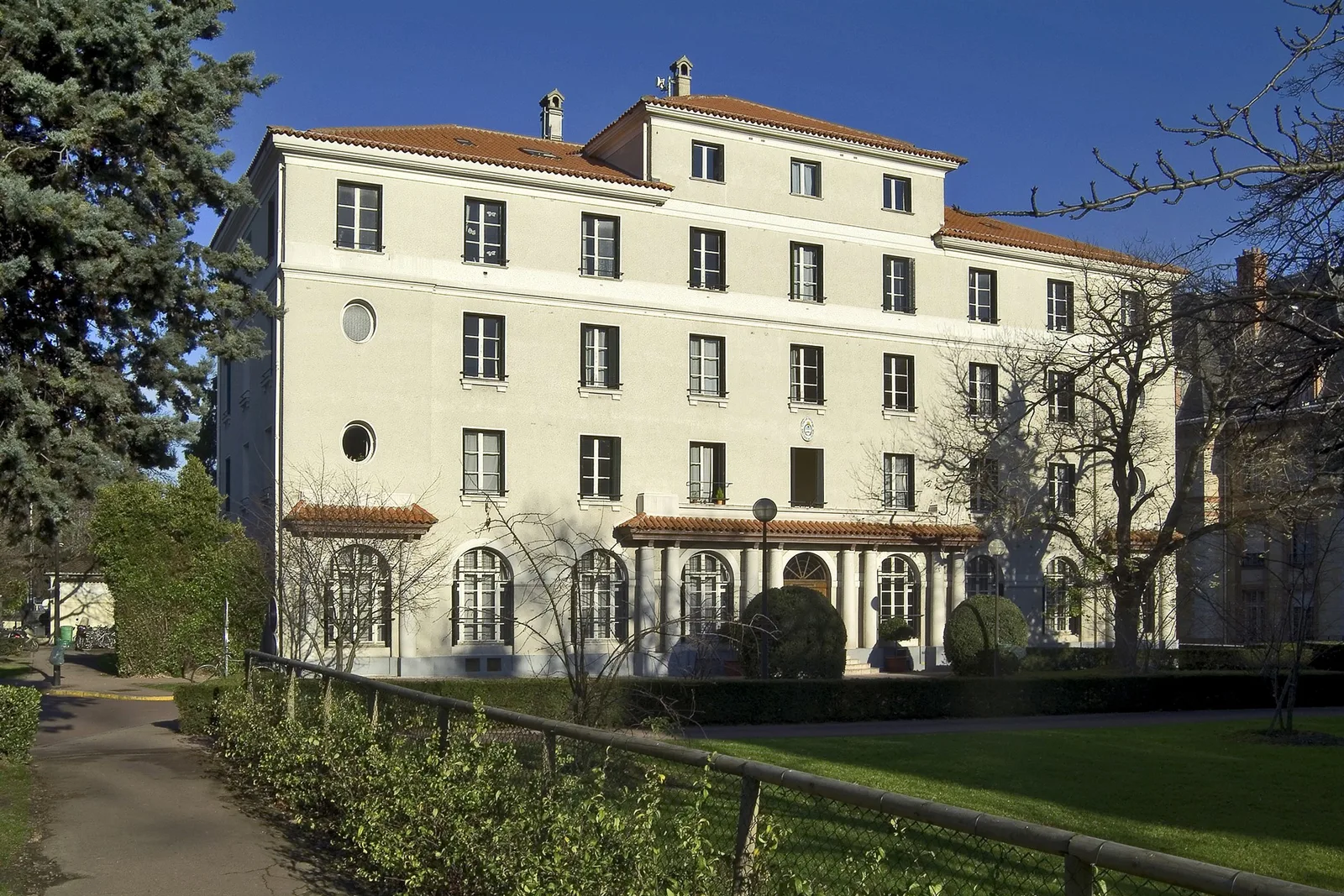 Casa Argentina em Paris é alvo de denúncias e provoca reação diplomática