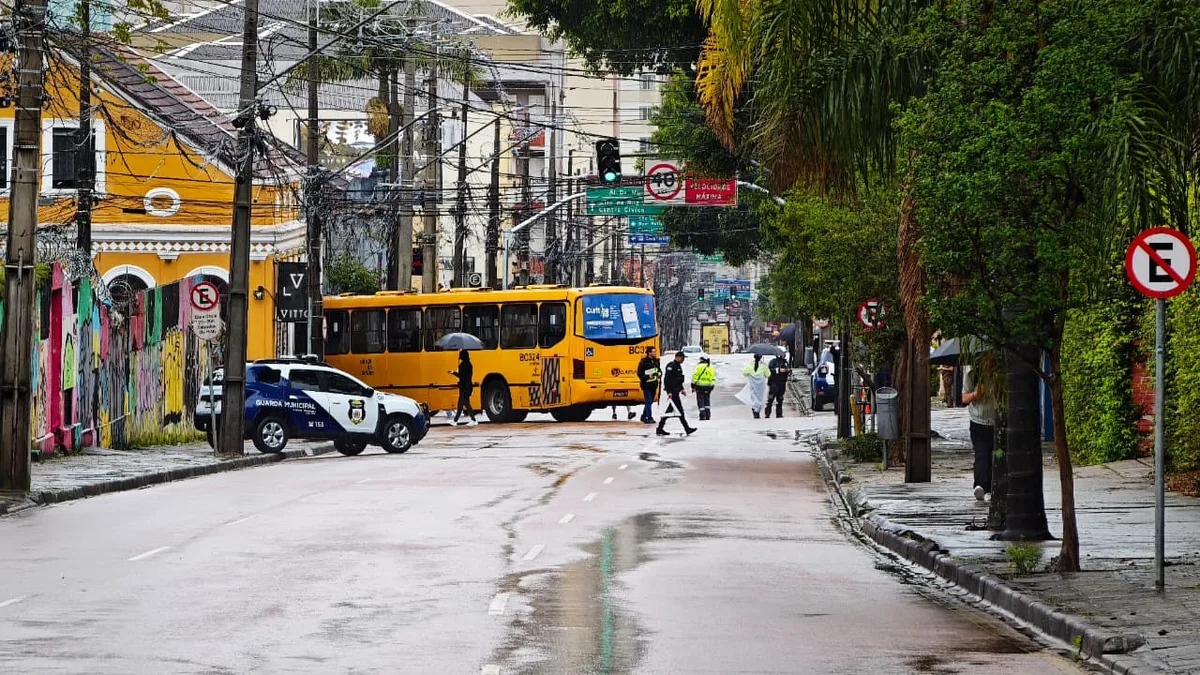 Colisão de ônibus deixa nove feridos em Curitiba