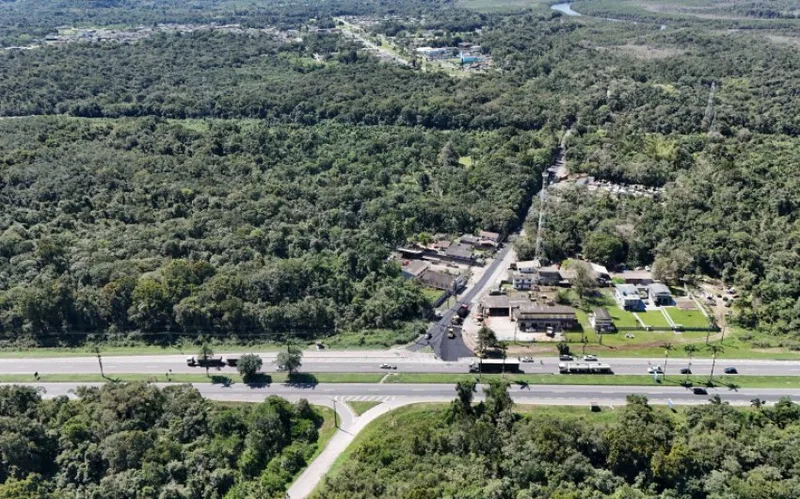 Acesso ao distrito de Alexandra recebe reforço de pavimentação em Paranaguá