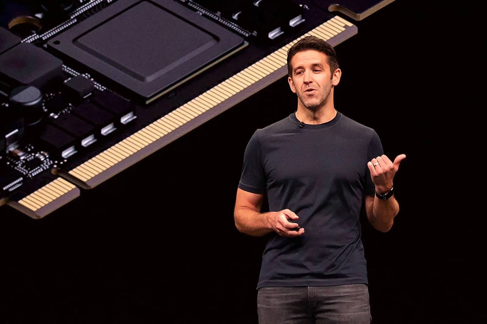 John Ternus inicia nova fase da Apple entre continuidade e cobrança por inovação