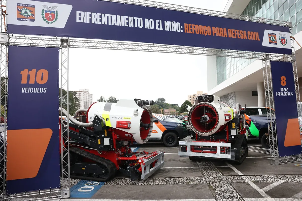 Paraná entrega caminhonetes e robôs para reforçar ações da Defesa Civil