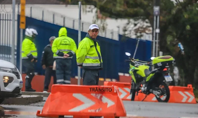 Obra bloqueia pista lenta da Avenida Paraná por sete dias