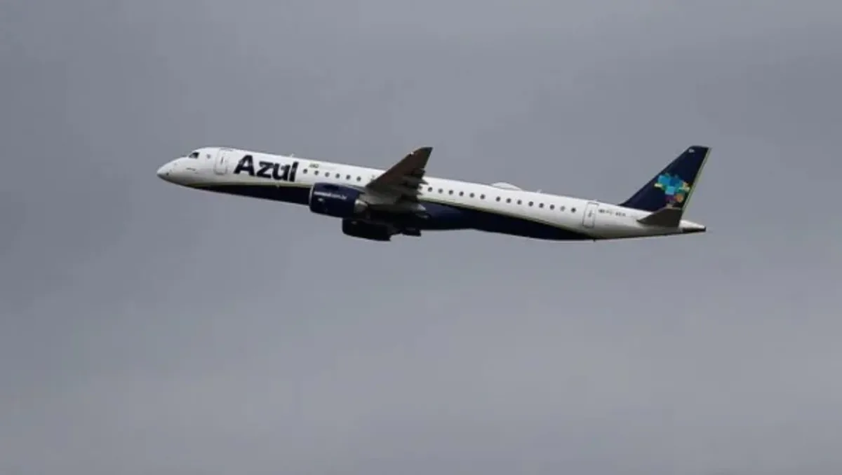 Voo da Azul é desviado após turbulência e raio entre Paraná e São Paulo