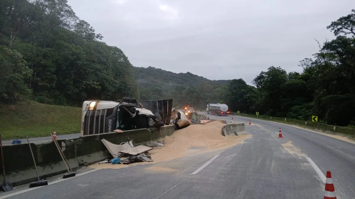 Acidentes interditam faixas da BR-277 em Morretes durante retorno do feriado