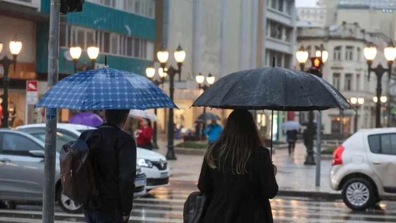 Chuva perde força no Paraná antes da chegada de massa de ar frio