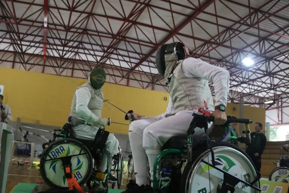 Curitiba promove torneio que reúne esgrima olímpica e paralímpica