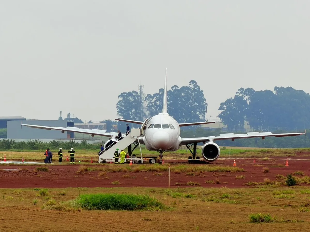 Pista molhada leva aéreas a restringir operações em aeroporto de Cascavel