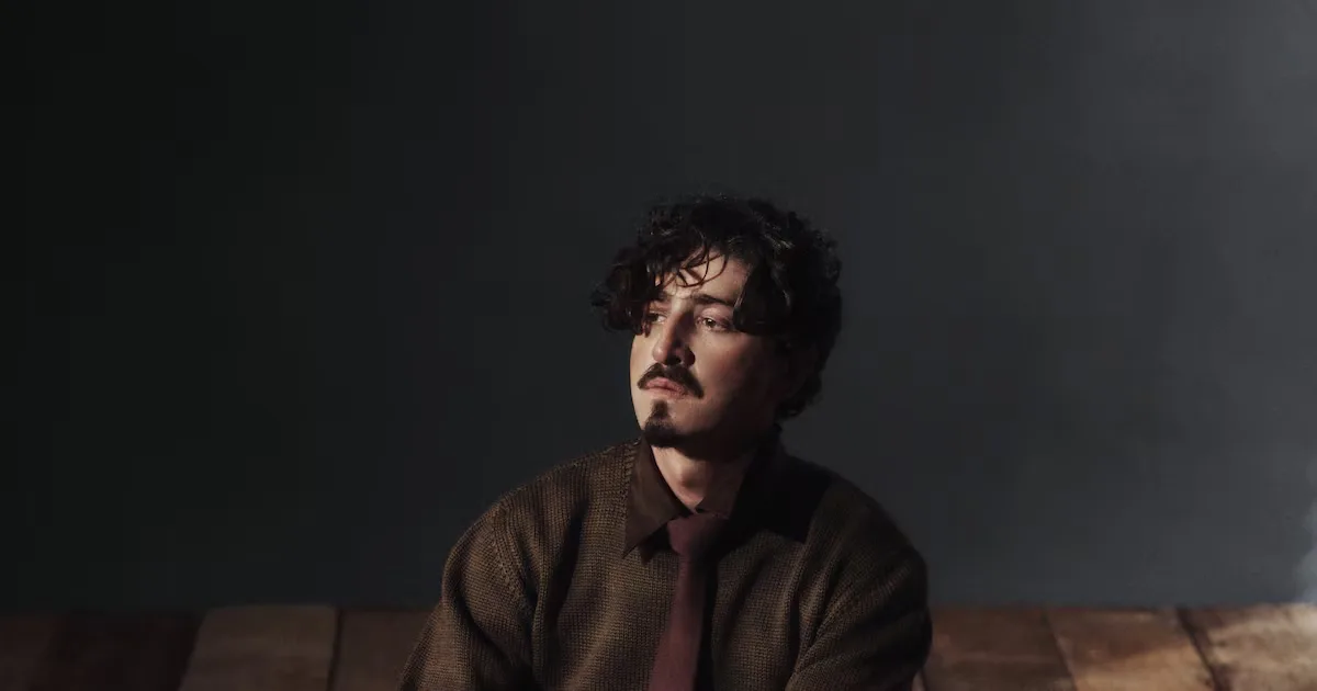 Johnny Massaro leva ao teatro reflexão sobre amor, solidão e autonomia