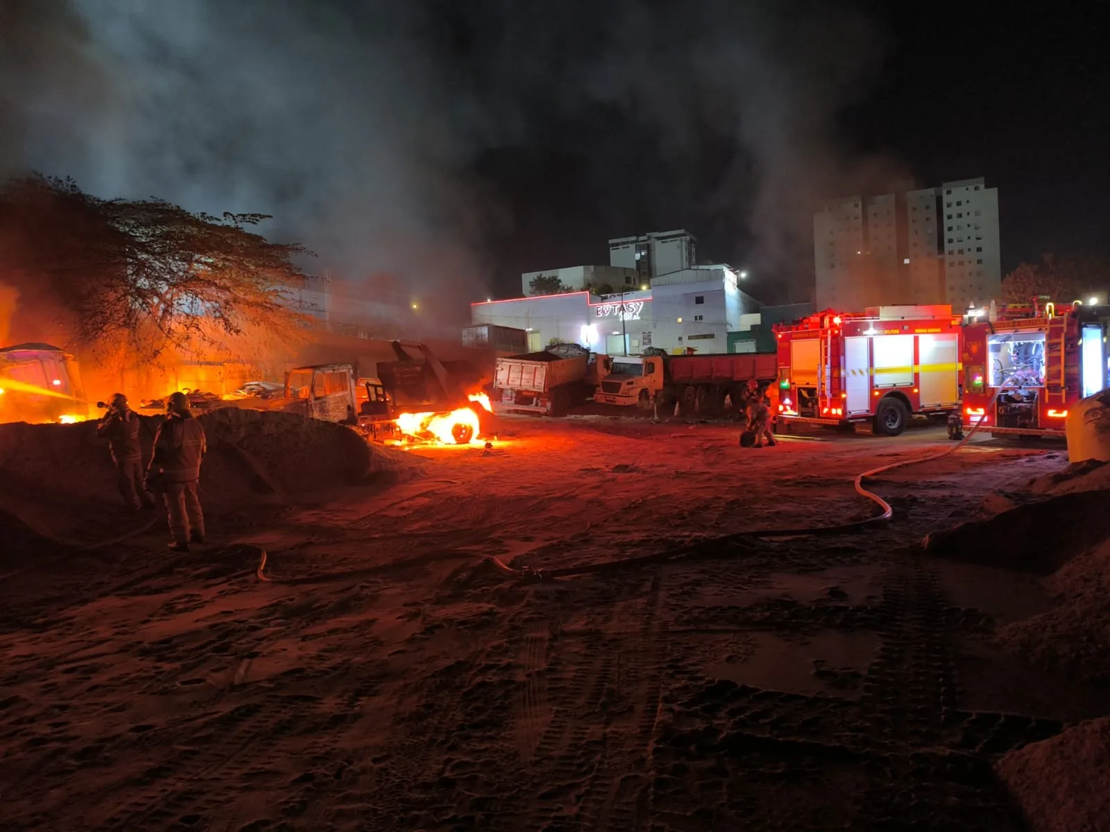 Bombeiros evitam que incêndio alcance máquinas em empresa de Ipatinga