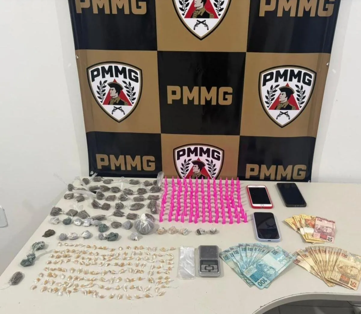 PM apreende cocaína, maconha e crack e detém três pessoas em Goiabeira