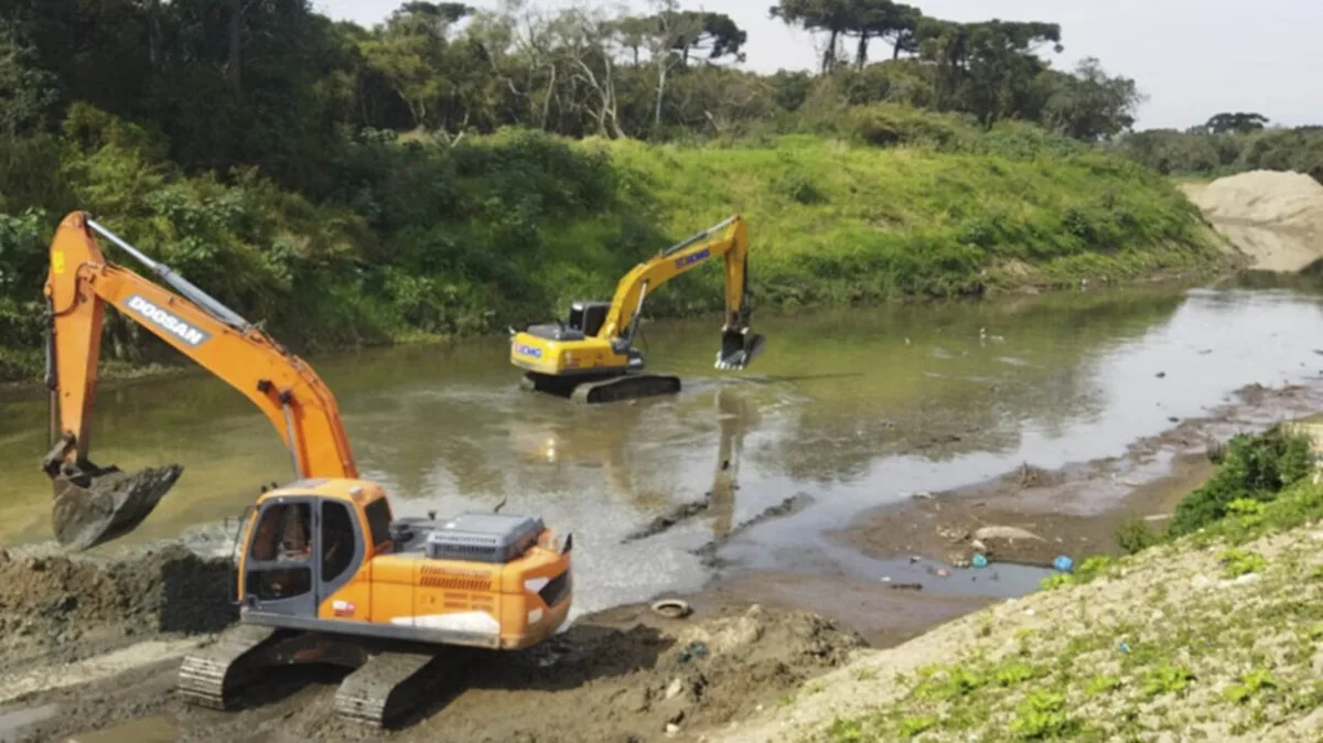 Curitiba mantém ações em rios para ampliar escoamento durante chuvas intensas