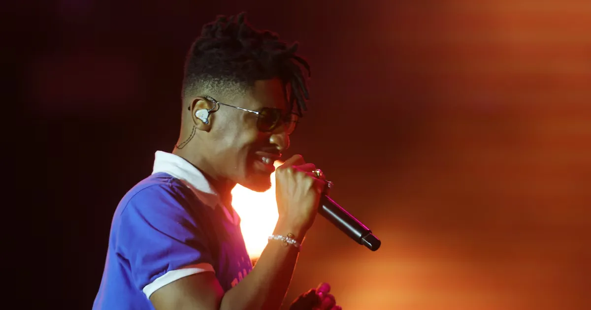 Jon Batiste improvisa no Palco Mundo e aproxima o festival das raízes negras