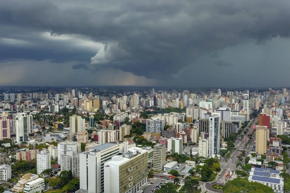 Frente fria e ciclone extratropical levam tempestades ao Paraná nesta semana