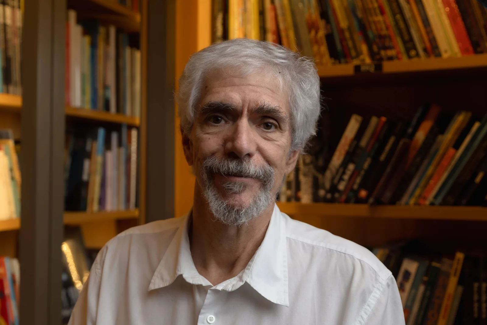 Entre prisões e exílios, Mauricio Stycer reconstrói a história de três parentes