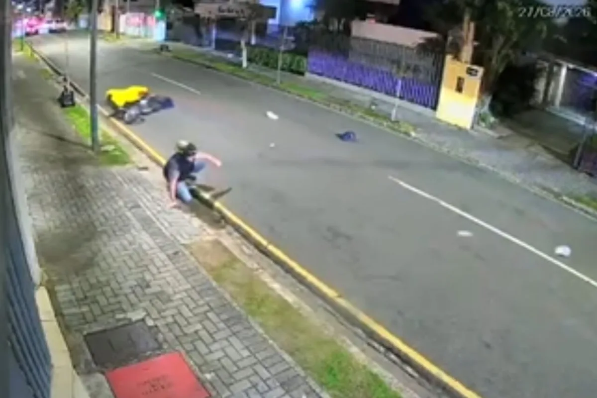 Motoboy atropelado em Curitiba cria vaquinha para consertar moto