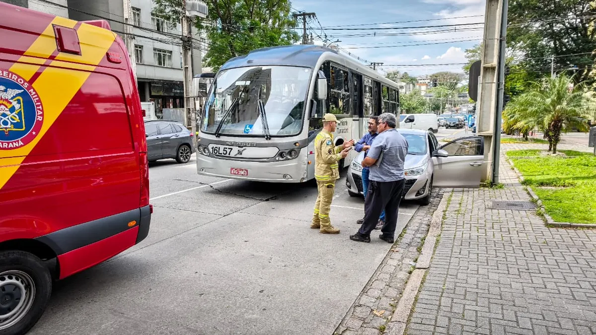 Colisão entre carro e ônibus deixa idoso ferido em Curitiba