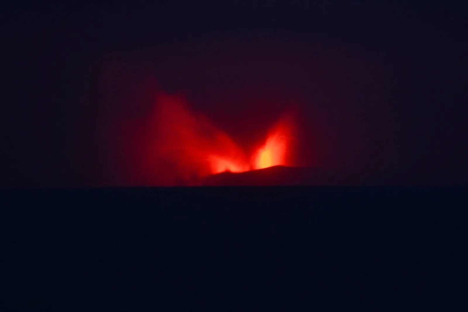 Cinzas do Anak Krakatau interrompem operações no principal aeroporto da Indonésia