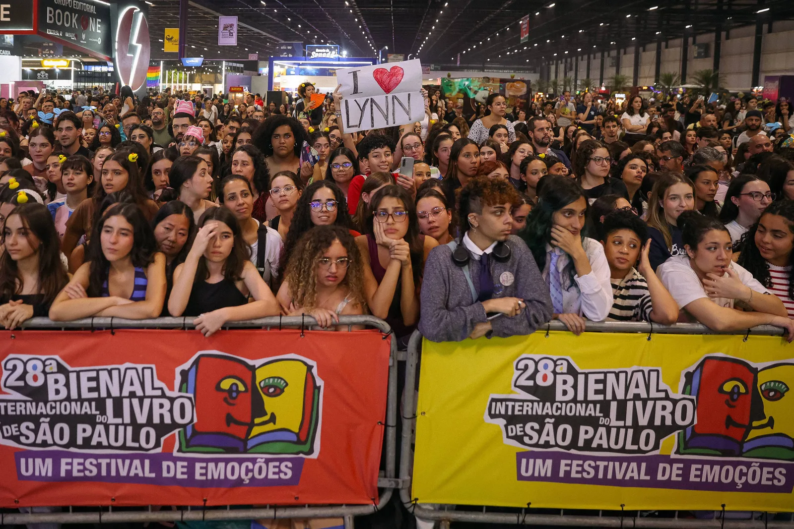 Lynn Painter reúne multidão na Bienal de São Paulo sob chuva intensa