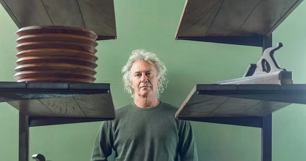 Carlos Motta transforma madeira, doença e memória em uma ética do viver