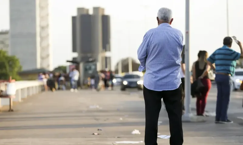 Curitiba tem mais idosos que crianças em 53 dos 75 bairros