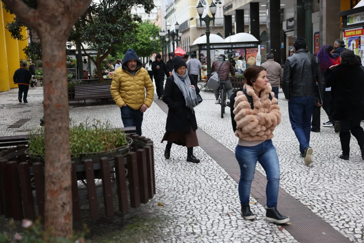 Massa de ar frio reduz temperaturas e amplia risco de geada no Paraná