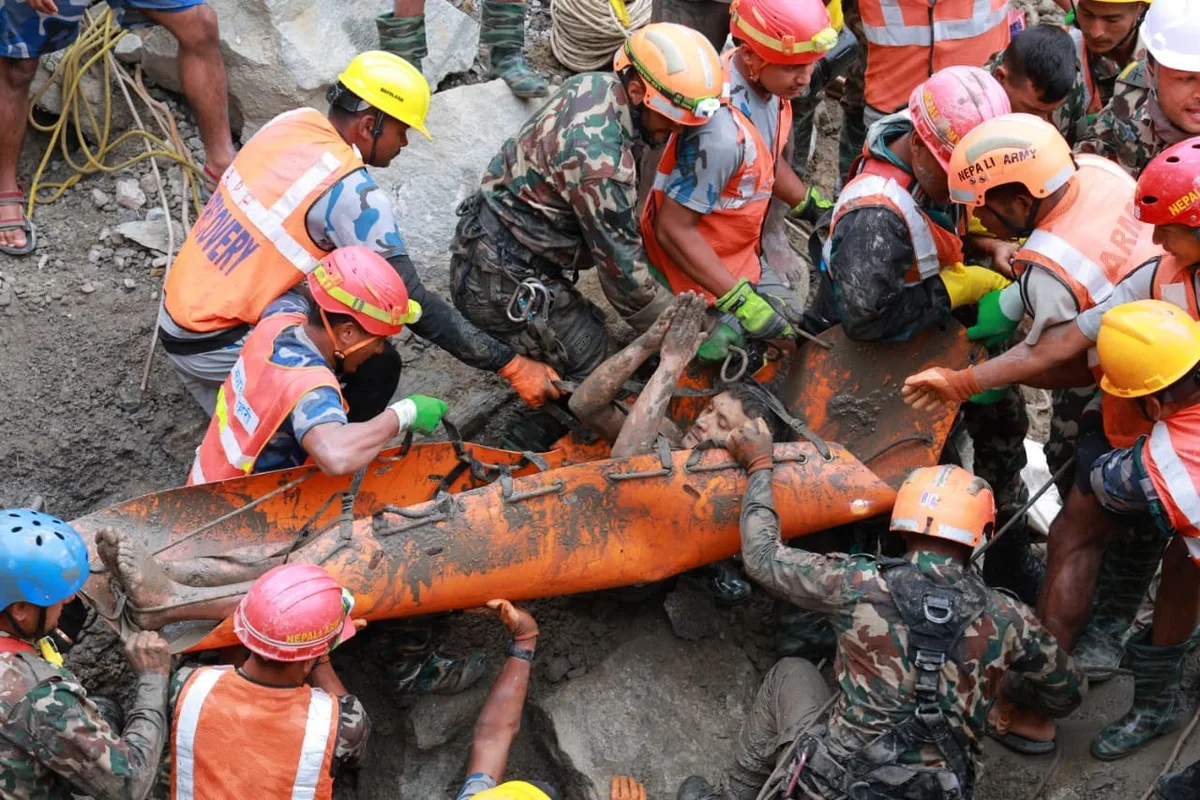 Dois trabalhadores são resgatados vivos após nove dias em túnel no Nepal