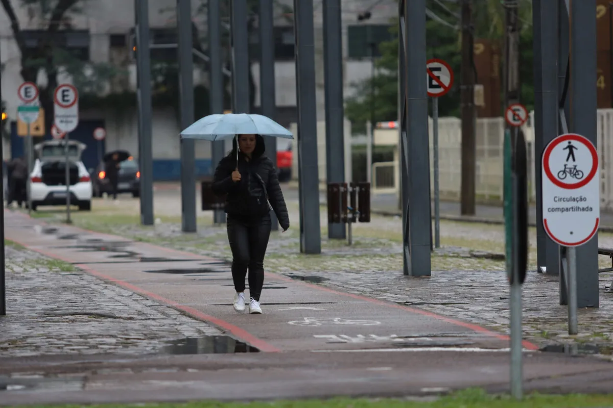 Frente fria leva tempestades ao Paraná e derruba temperaturas antes de novo aquecimento