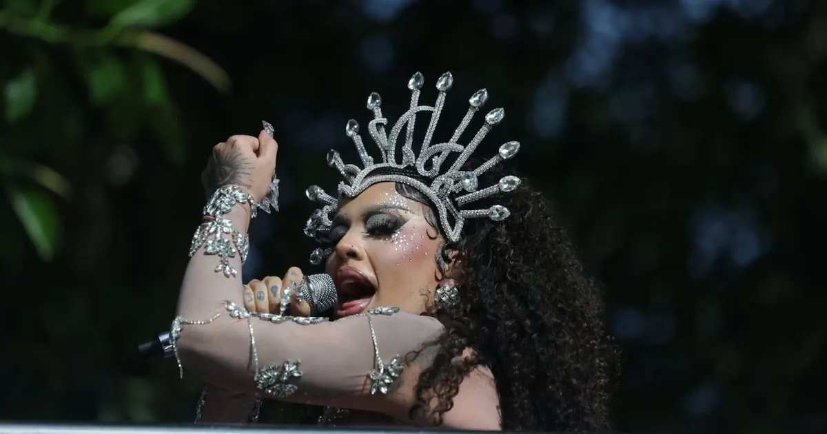 Bailarinos passam bem após queda de estrutura em show de Gloria Groove em Viçosa