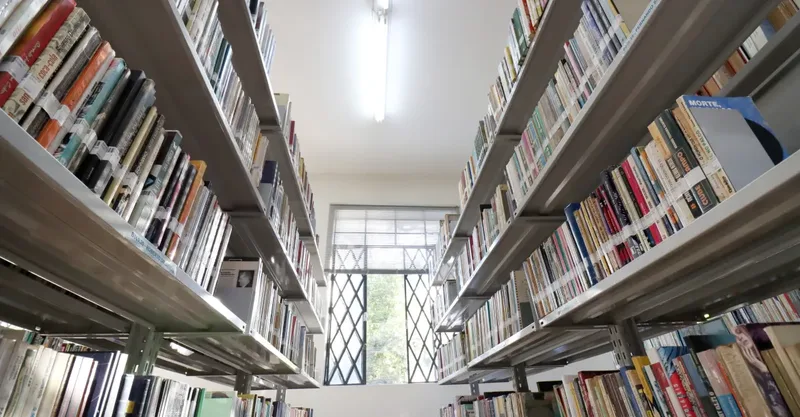 Biblioteca de Londrina preserva coleção com obras publicadas desde 1710