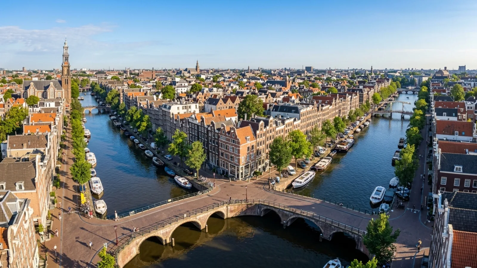 Amsterdã combina canais históricos, bicicletas e transporte integrado