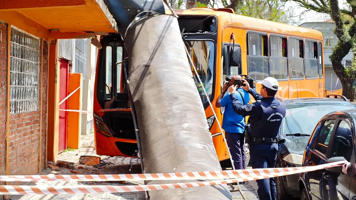 Ônibus sem freios atinge carros e restaurante em Curitiba
