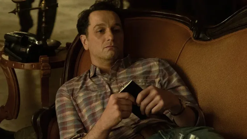 Matthew Rhys vence duas categorias de atuação no Emmy Awards 2026