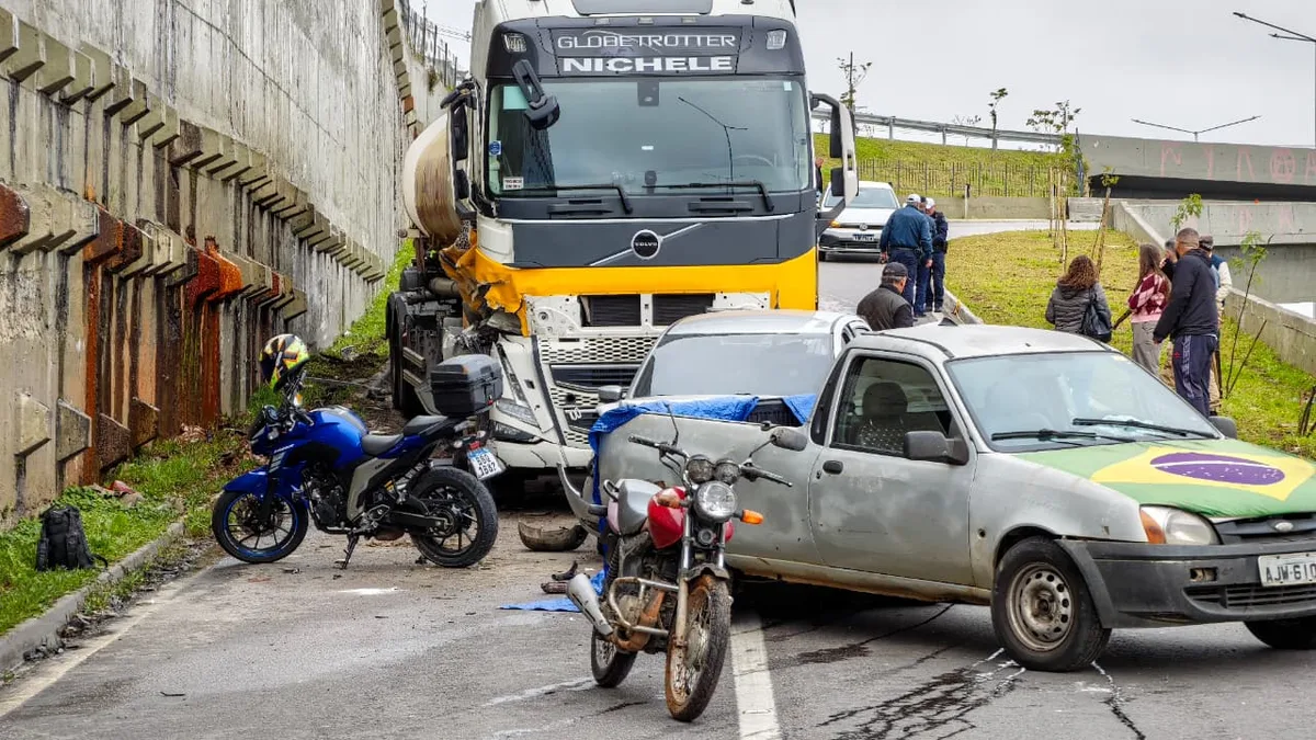 Dois mortos são atropelados em sequência de acidentes na Linha Verde, em Curitiba