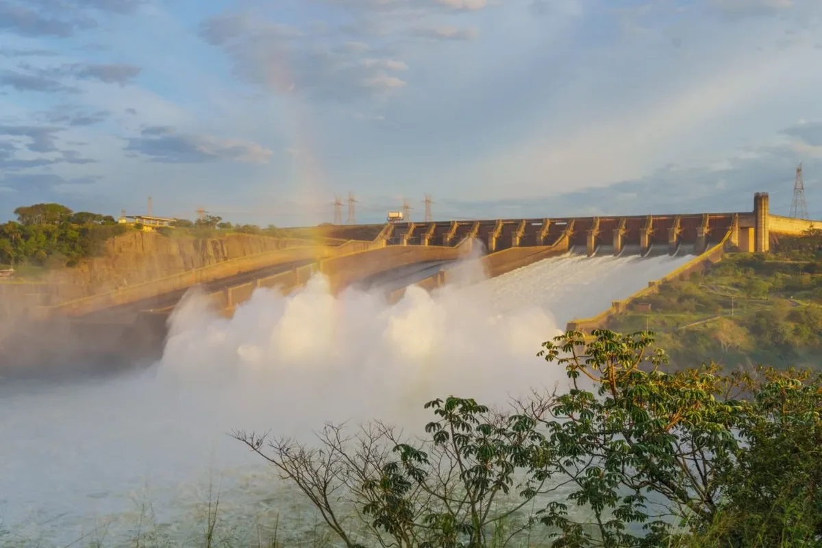 Itaipu libera água pelo vertedouro após chuvas elevarem reservatório