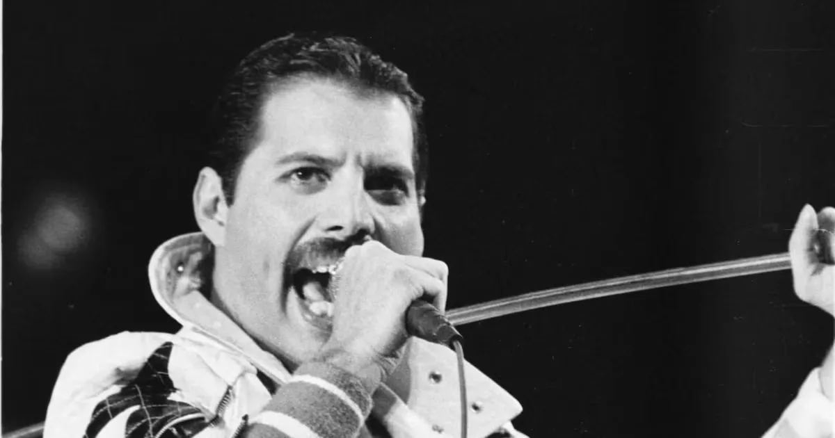 Freddie Mercury morreu aos 45 anos por complicações da aids