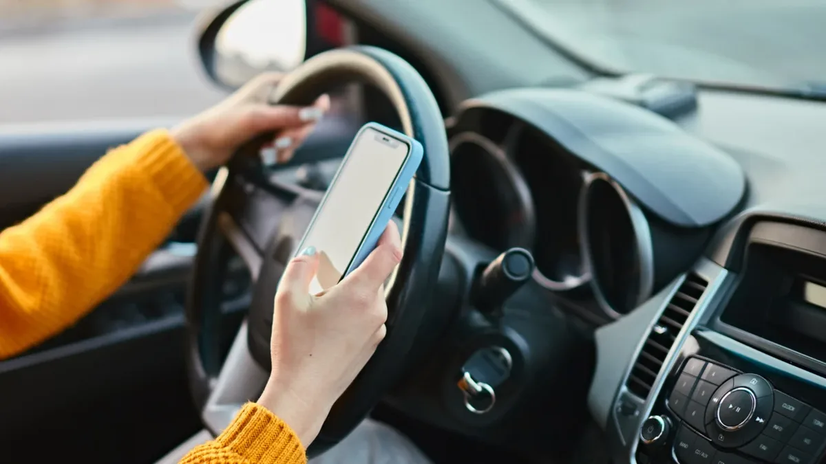 Multas por uso de celular ao volante sobem no Paraná em 2026