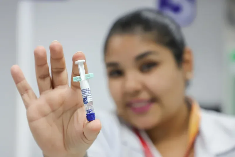 Curitiba inicia vacinação contra pneumococo para pessoas com 85 anos ou mais