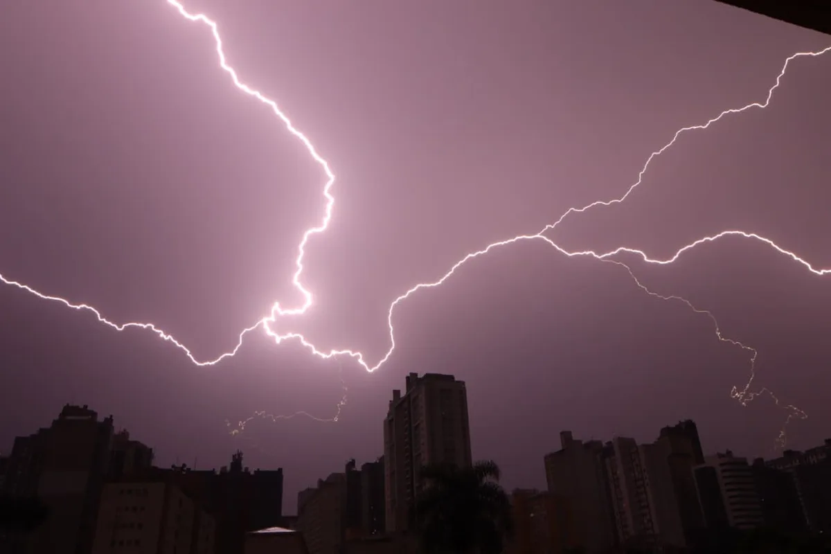 Temporal deixa estragos no Paraná, registra tornado e soma 20.805 raios