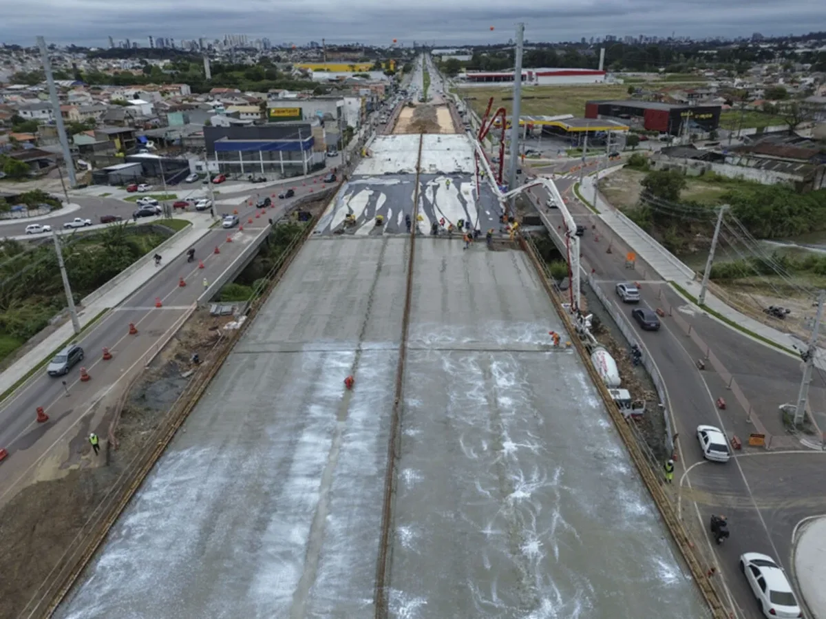 Viaduto entre Curitiba e Pinhais conclui concretagem do tabuleiro