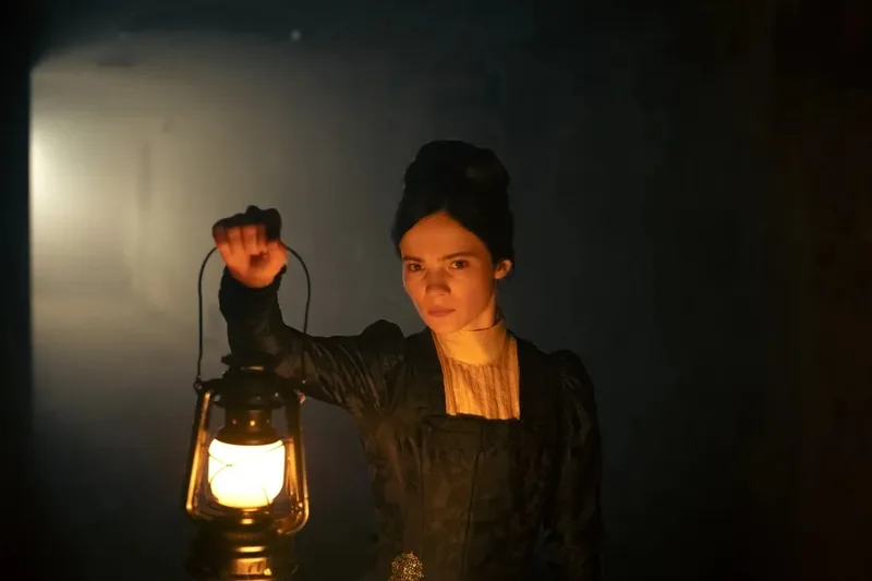 Freya Allan estrela thriller ambientado no Palácio de Buckingham em 1888