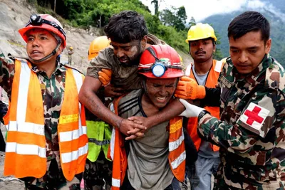 Dois trabalhadores são resgatados com vida de túnel no Nepal