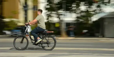 Curitiba define regras para patinetes, skates e outros veículos elétricos