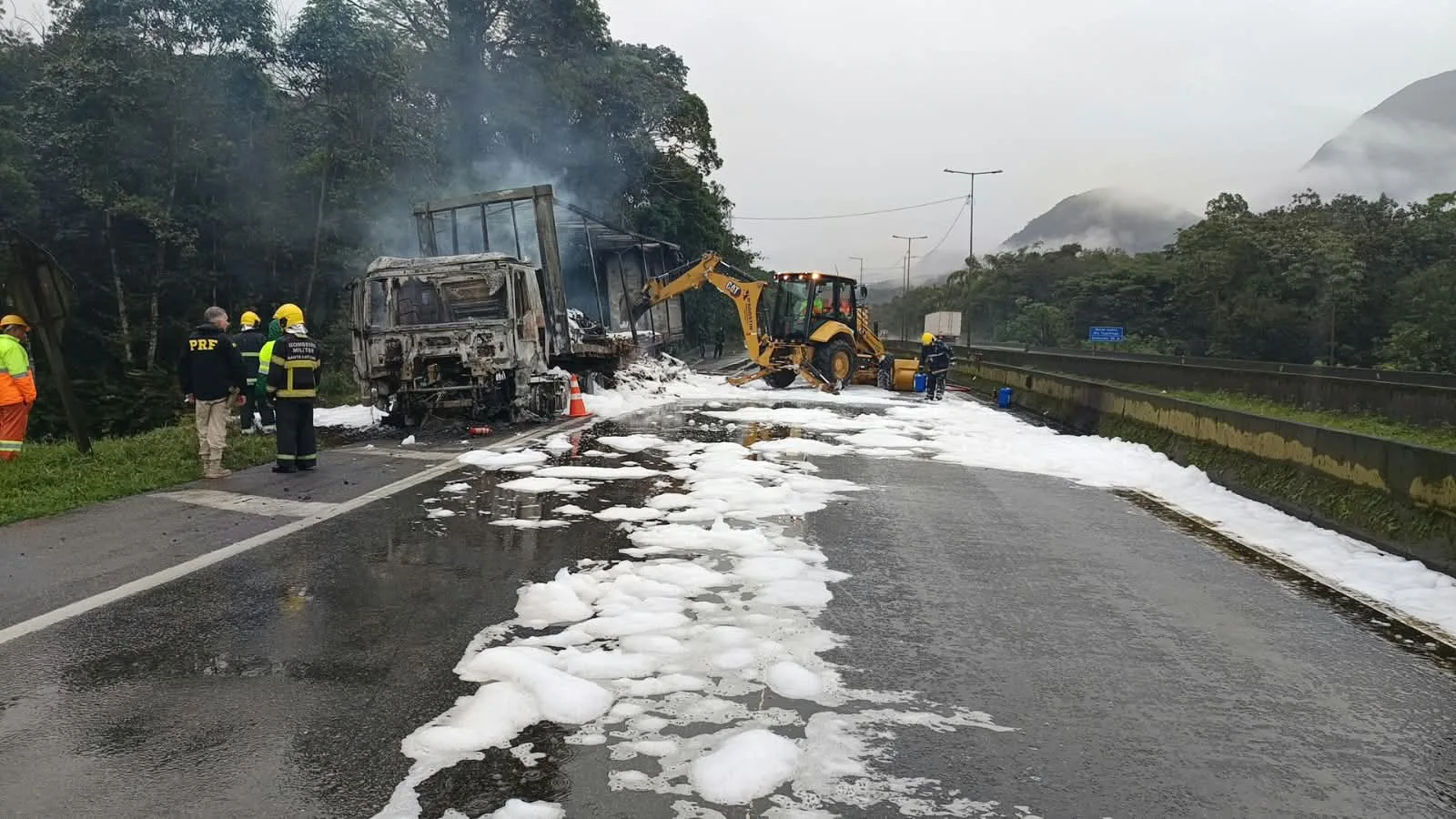 Incêndio em carreta interrompe tráfego da BR-376 em Guaratuba